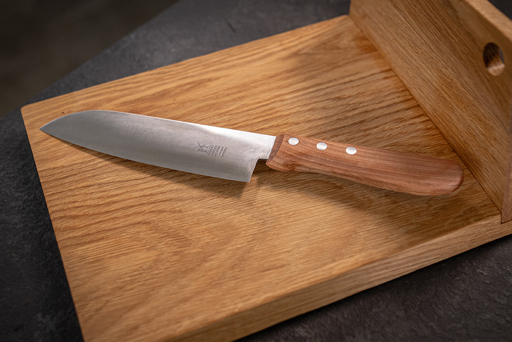Cutting board + Santoku knife + oil